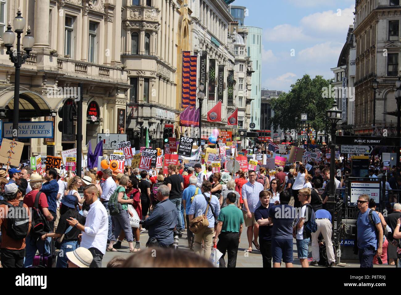 Londra, Regno Unito. 13 luglio 2018. I manifestanti passano attraverso Piccadilly, Londra lungo il percorso che i manifestanti hanno marciato contro Trump's visita al Regno Unito il 13 luglio 2018 anche conosciuto come il Carnevale di resistenza Credito: sophia akram/Alamy Live News Foto Stock