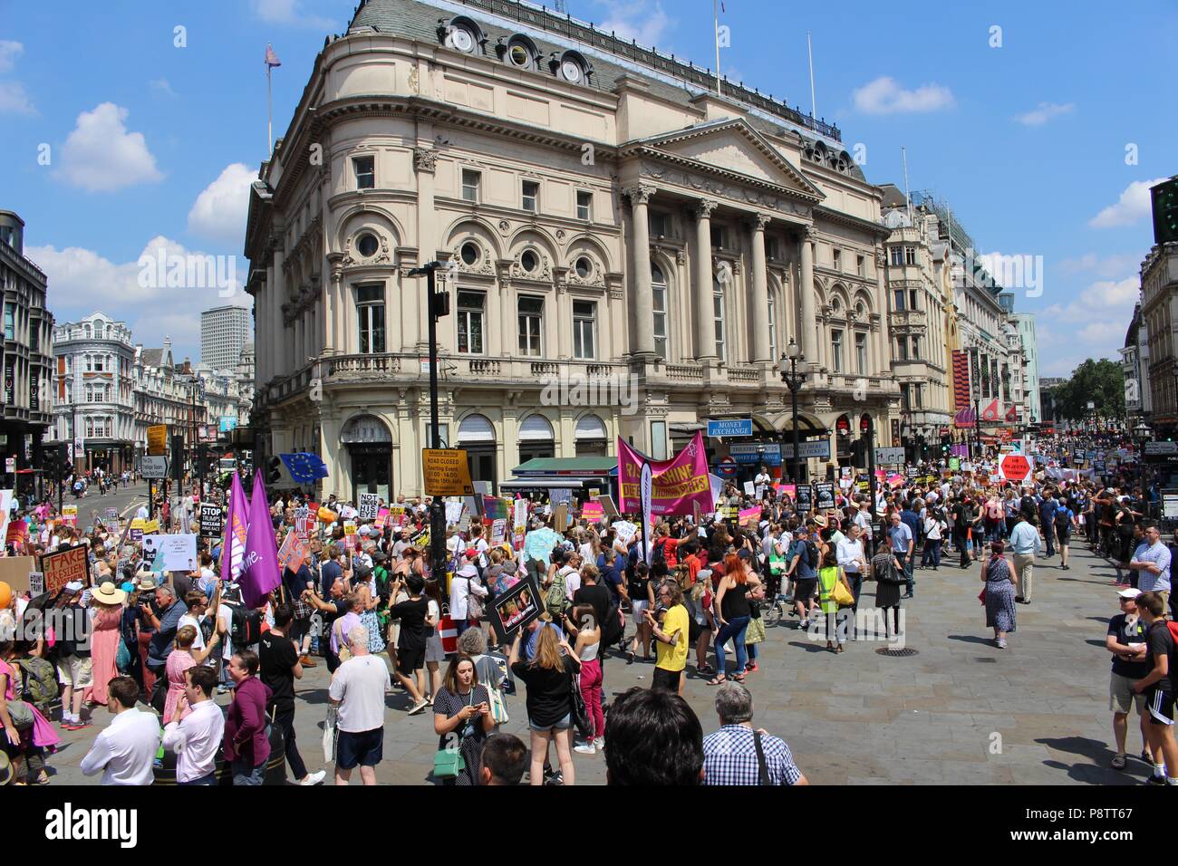 Londra, Regno Unito. 13 luglio 2018. I manifestanti passano attraverso Piccadilly, Londra lungo il percorso che i manifestanti hanno marciato contro Trump's visita al Regno Unito il 13 luglio 2018 anche conosciuto come il Carnevale di resistenza Credito: sophia akram/Alamy Live News Foto Stock