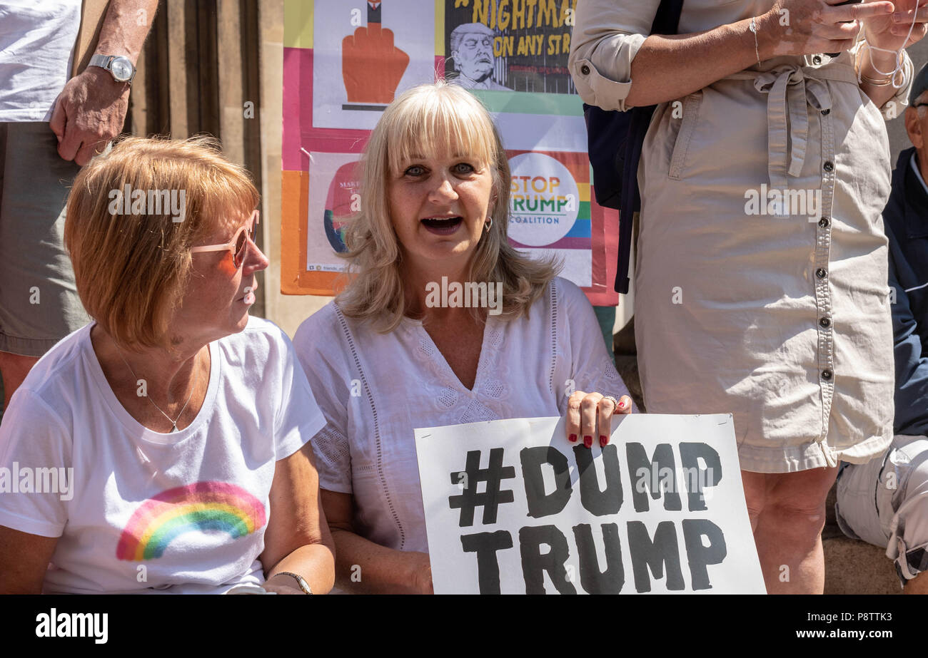 Londra, UK, 13 luglio 2018 Donna di marzo - portare con sé il rumore anti trump dimostrazione nella foto Helen Lederer Credit Ian Davidson/Alamy Live News Foto Stock
