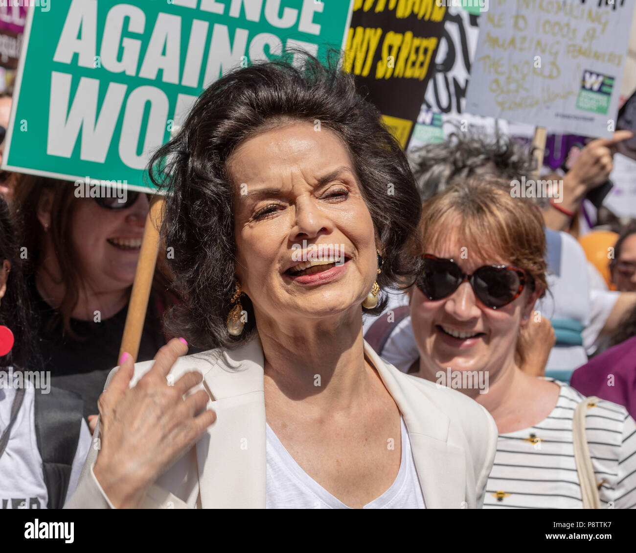 Londra, UK, 13 luglio 2018 Donna di marzo - portare con sé il rumore anti trump dimostrazione nella foto Bianca Jagger Credit Ian Davidson/Alamy Live News Foto Stock