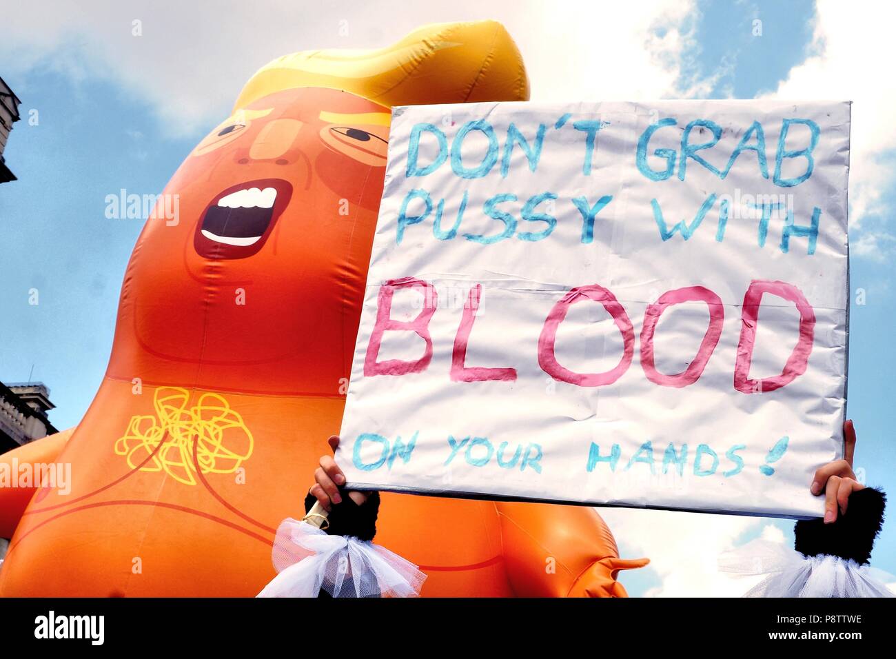 London.UK.13 Luglio 2018.Migliaia di protesta nel centro di Londra contro Donald Trump completo con un dirigibile Gigante raffigurante Trump come un bambino scontroso. © Brian Minkoff/Alamy Live news Foto Stock