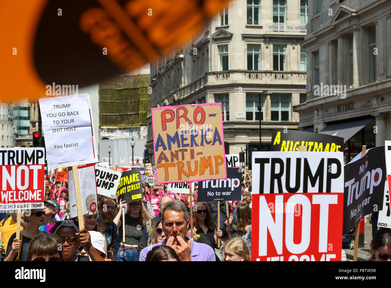 Portland Place. Londra. Regno Unito 13 luglio 2018 - centinaia di manifestanti rally e da marzo a Piazza del Parlamento sul primo giorno intero del presidente degli Stati Uniti la visita il Regno Unito ha organizzato dalle donne del marzo Londra coalizione oltre il divieto di musulmani e di altre questioni in materia di donne e di LGBT i diritti. Credito: Dinendra Haria/Alamy Live News Foto Stock