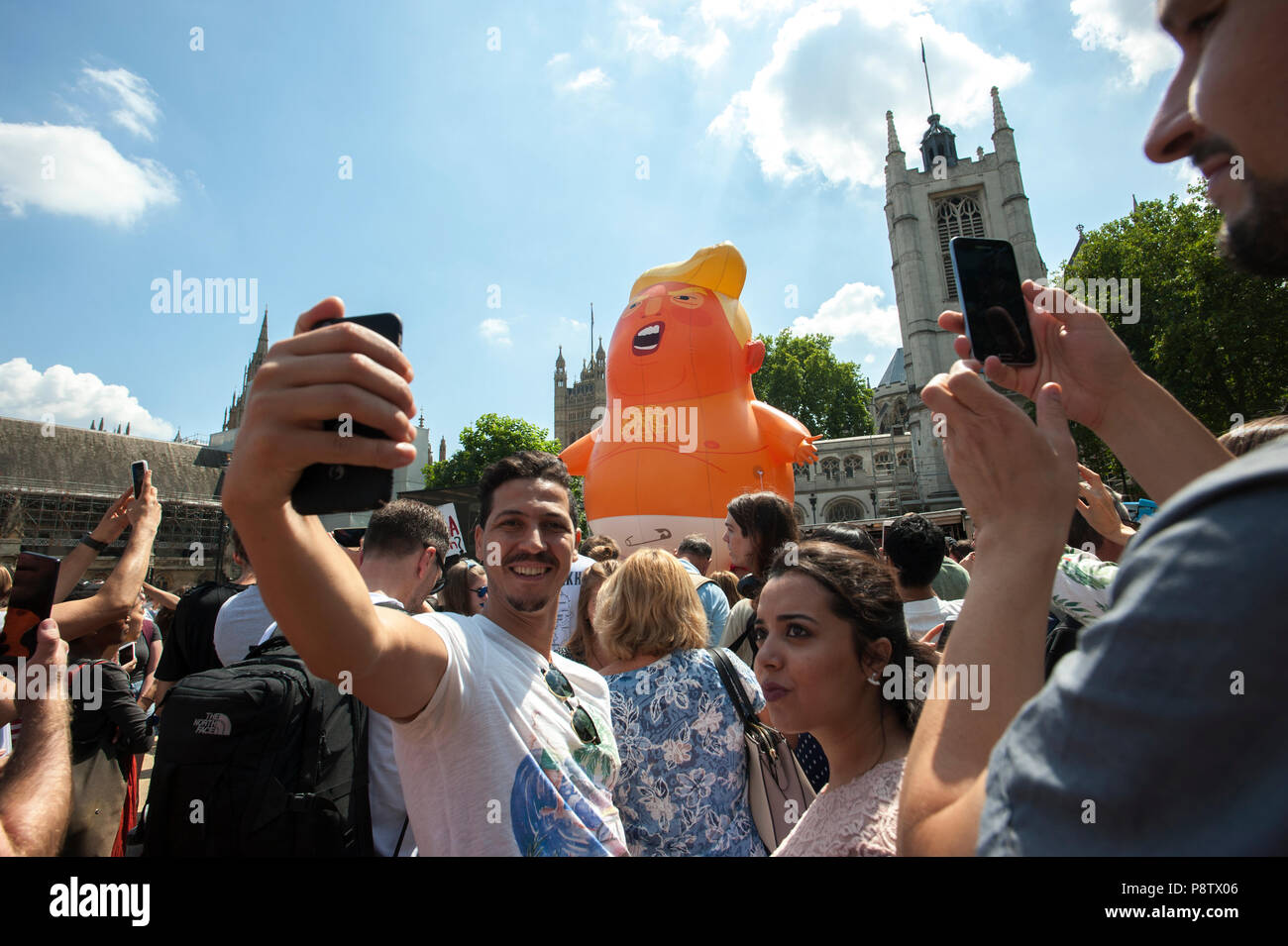 Presidente Trump dimostrazioni, London, England Regno Unito. 13 luglio 2018 Anti noi Presidente Trump dimostrazioni in piazza del Parlamento, Westminster, Londra Inghilterra oggi. Credito: BRIAN HARRIS/Alamy Live News Foto Stock