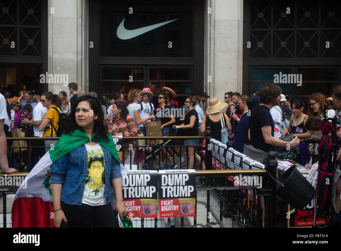 Londra REGNO UNITO13th Luglio 2018 manifestanti prendere parte a una manifestazione contro il Presidente Trump's visita al Regno Unito in Trafalgar Square Credit: Thabo Jaiyesimi/Alamy Live News Foto Stock