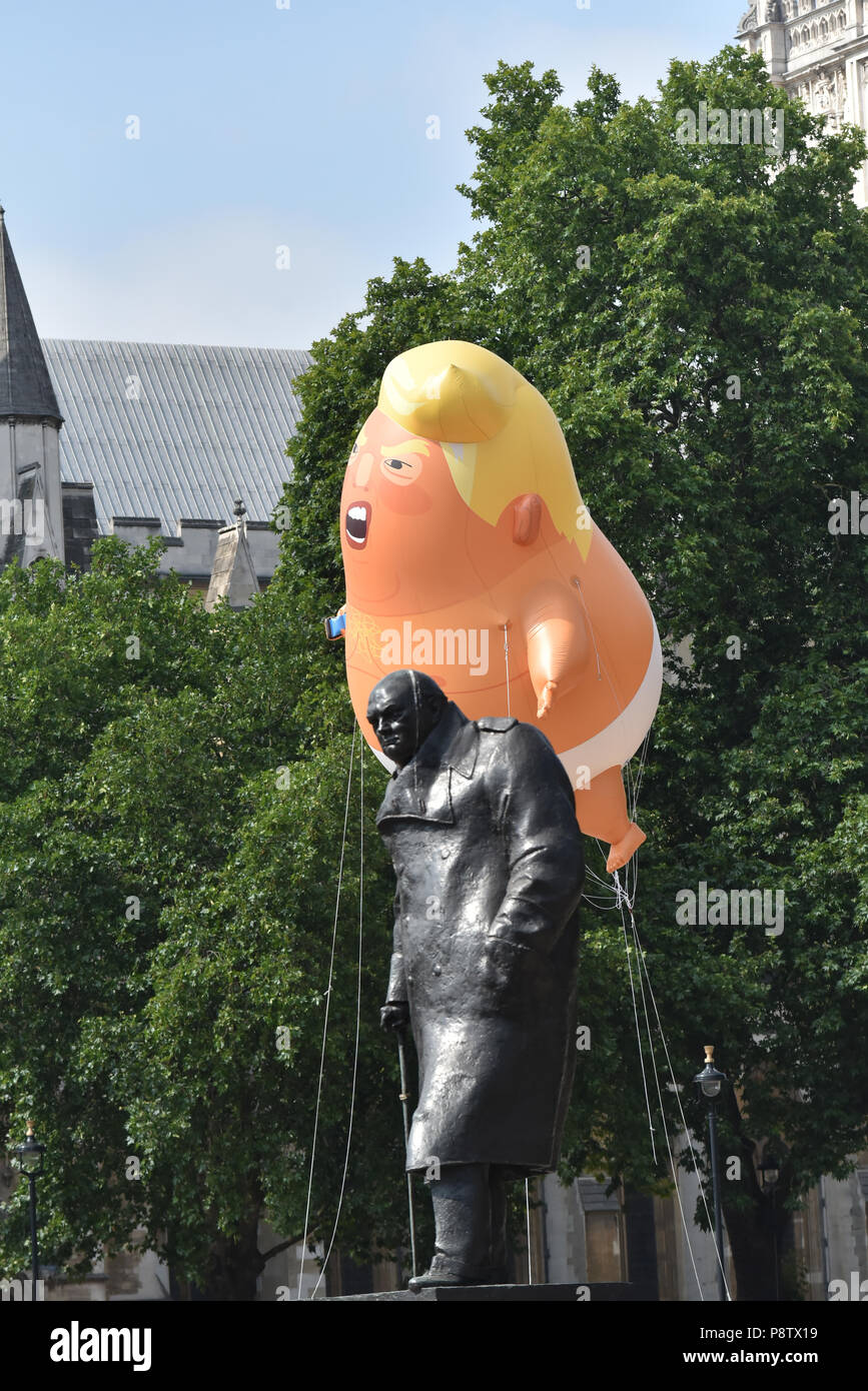 La piazza del Parlamento, Londra, Regno Unito. 13 luglio 2018. Un gigante di Donald Trump baby palloncino in piazza del Parlamento Credito: Matteo Chattle/Alamy Live News Foto Stock