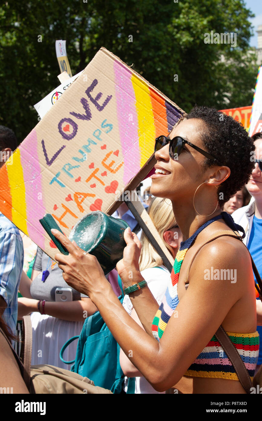 Londra, Regno Unito. 13 luglio 2018. Migliaia di dimostranti marzo a Londra per protestare contro la visita del presidente Donald Trump AL REGNO UNITO. Credito: Anna Watson/Alamy Live News Foto Stock