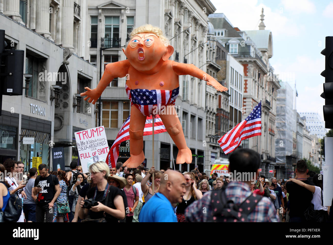 London, Regno Unito - 13 Luglio 2018: un'effigie del presidente americano Donald Trump è aiutare dai manifestanti coinvolti in un anti-Trump marzo nel centro di Londra, durante la sua visita nel Regno Unito. Credito: Dominic Dudley/Alamy Live News Foto Stock