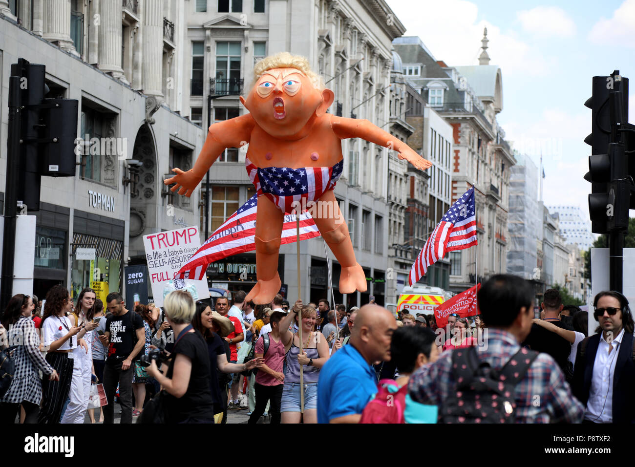 London, Regno Unito - 13 Luglio 2018: un'effigie del presidente americano Donald Trump è aiutare dai manifestanti coinvolti in un anti-Trump marzo nel centro di Londra, durante la sua visita nel Regno Unito. Credito: Dominic Dudley/Alamy Live News Foto Stock