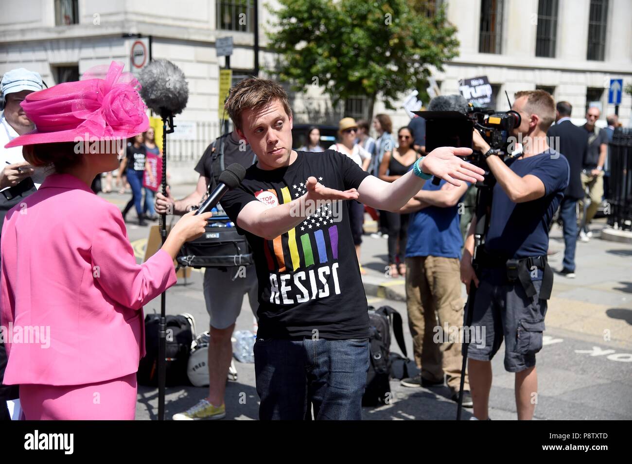 Londra, Regno Unito. 13 luglio 2018. Marcia di protesta contro il Regno Unito visita del Presidente statunitense Donald Trump, London, Regno Unito Owen Jones Credito: Finnbarr Webster/Alamy Live News Foto Stock