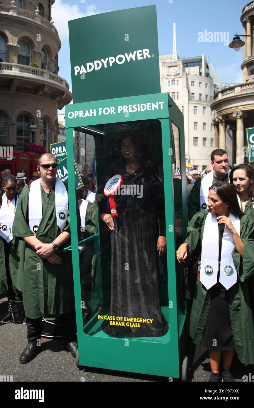 Londra, UK, 13 luglio 2018.L'allibratore Paddy Power porta questa vita dimensionato Oprah in marzo come manifestanti marzo contro il presidente statunitense Donald Trump, portando le strade di Londra per un supporto ancora. Roland Ravenhill Alamy Live News. Foto Stock