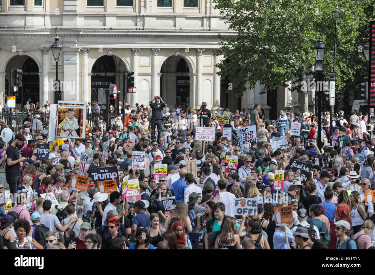 Trafalgar Square, Londra, 13 luglio 2018. Trafalgar Square a Londra centrale si riempie di migliaia di manifestanti come una stima di 100k o più persone scendono in strada per dimostrare contro il presidente statunitense Donald Trump in visita al Regno Unito. Credito: Imageplotter News e sport/Alamy Live News Foto Stock