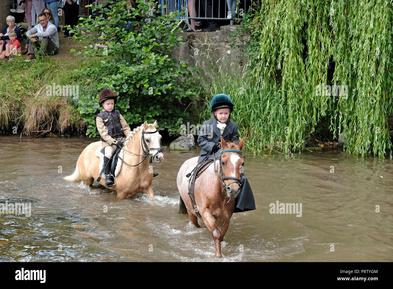 JEDBURGH, Scozia - Luglio 13: Jethart Callant del Festival - Festival Day Pony e giovani piloti Ford il Jed acqua durante la Jethart Callant del Festival, un festival annuale, parte della Scottish Borders comune stagione di equitazione. Giorno del festival il 13 luglio 2018 a Jedburgh. Jethart Callant 2018 Nick Arnold (72Jethart Callant) led oltre 200 piloti (foto di Rob grigio / Freelance) Foto Stock