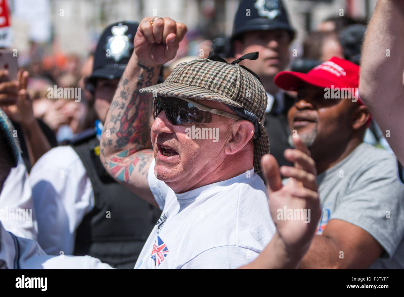 Londra, Regno Unito. 13 Luglio, 2018. Trump sostenitori osservare la protesta contro Donald Trump's visita Credito: Zefrog/Alamy Live News Foto Stock