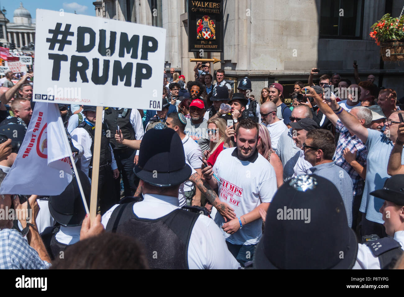 Londra, Regno Unito. 13 Luglio, 2018. Trump sostenitori osservare la protesta contro Donald Trump's visita Credito: Zefrog/Alamy Live News Foto Stock