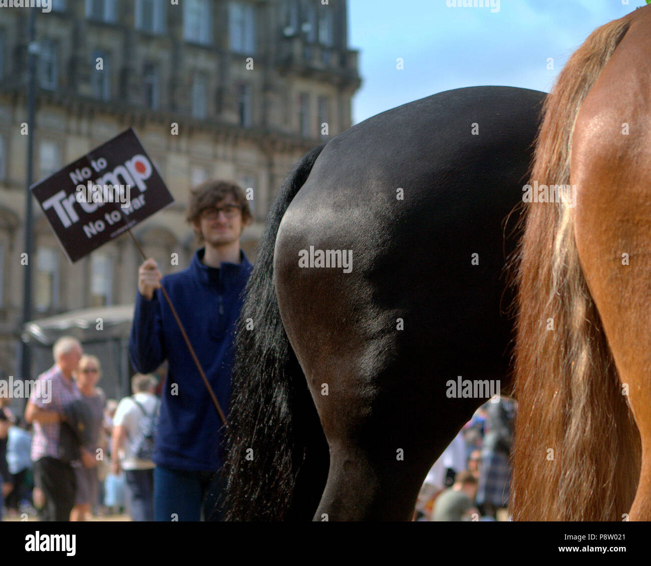 Glasgow, Scotland, Regno Unito xiii Luglio.Donald Trump protesta mondiale supportato in George Square, il museo civico e il centro amministrativo della city.Organized dalla Scozia contro Trump era previsto per attrarre sostenitori 5000. Gerard Ferry/Alamy news Foto Stock