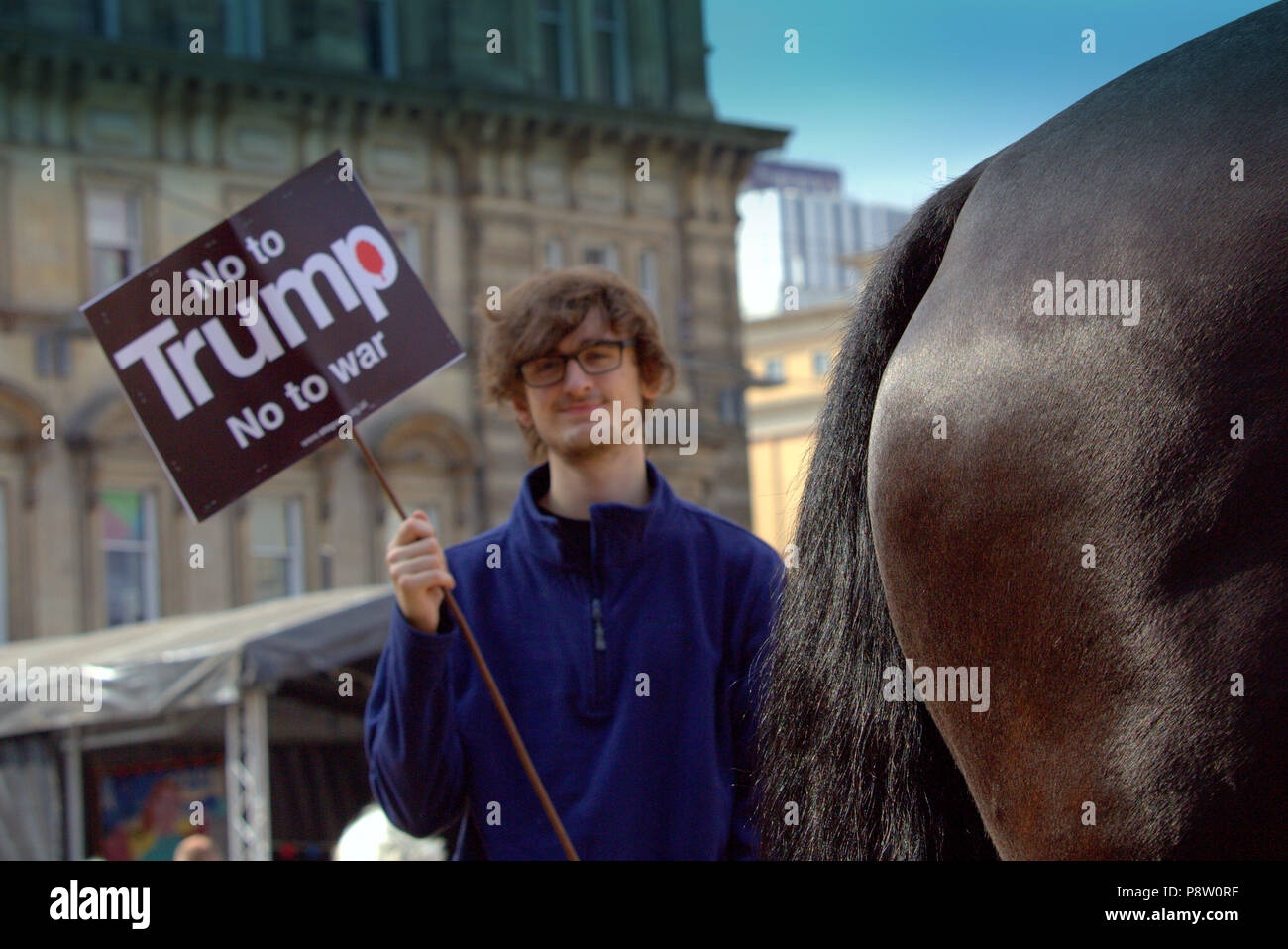 Glasgow, Scotland, Regno Unito xiii Luglio.Donald Trump protesta mondiale supportato in George Square, il museo civico e il centro amministrativo della city.Organized dalla Scozia contro Trump era previsto per attrarre sostenitori 5000. Gerard Ferry/Alamy news Foto Stock