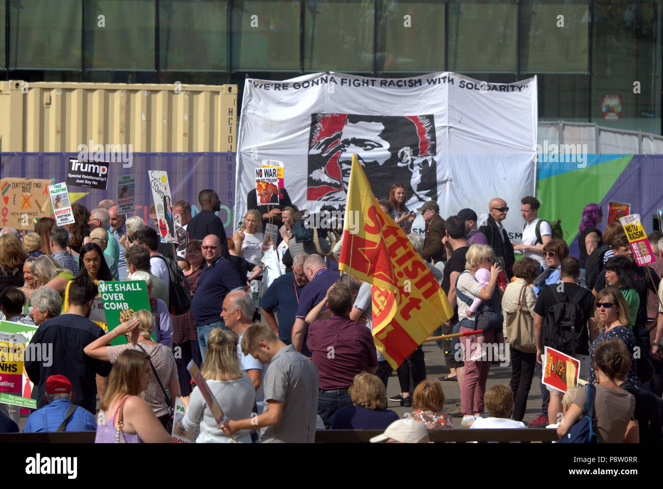 Glasgow, Scotland, Regno Unito xiii Luglio.Donald Trump protesta mondiale supportato in George Square, il museo civico e il centro amministrativo della city.Organized dalla Scozia contro Trump era previsto per attrarre sostenitori 5000. Gerard Ferry/Alamy news Foto Stock