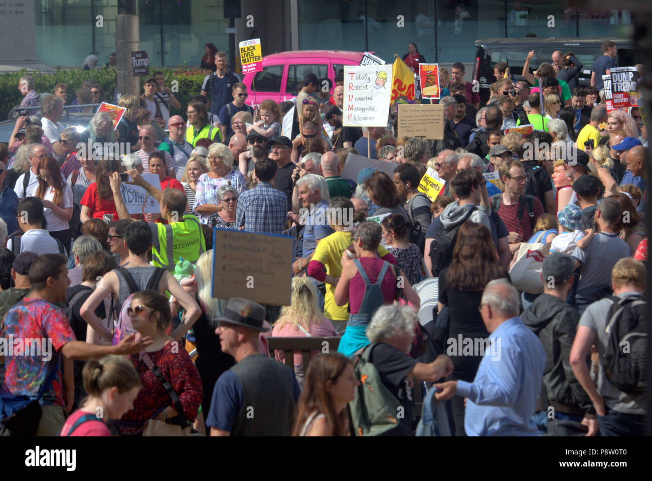 Glasgow, Scotland, Regno Unito xiii Luglio.Donald Trump protesta mondiale supportato in George Square, il museo civico e il centro amministrativo della city.Organized dalla Scozia contro Trump era previsto per attrarre sostenitori 5000. Gerard Ferry/Alamy news Foto Stock