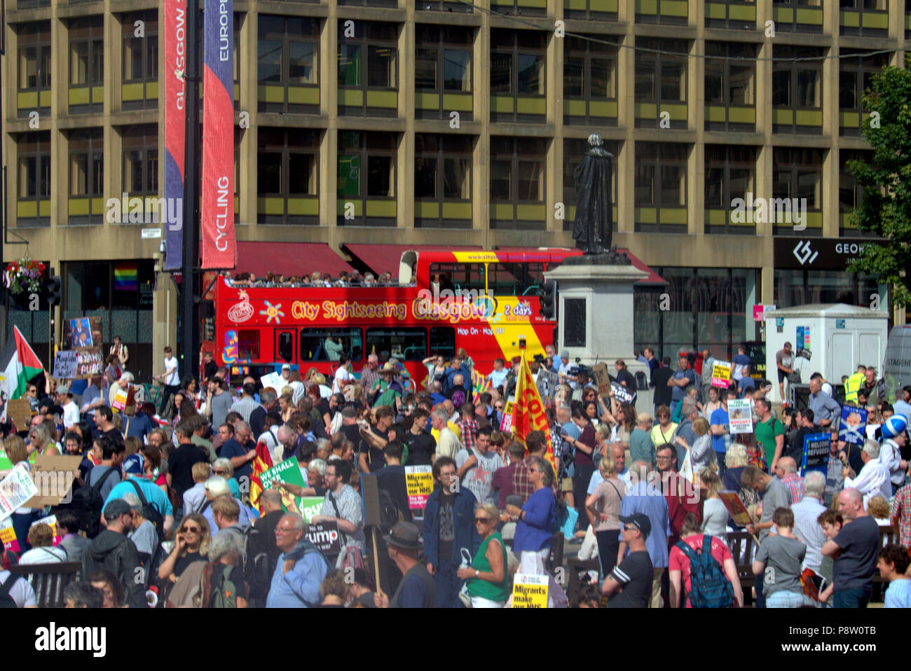 Glasgow, Scotland, Regno Unito xiii Luglio.Donald Trump protesta mondiale supportato in George Square, il museo civico e il centro amministrativo della city.Organized dalla Scozia contro Trump era previsto per attrarre sostenitori 5000. Gerard Ferry/Alamy news Foto Stock