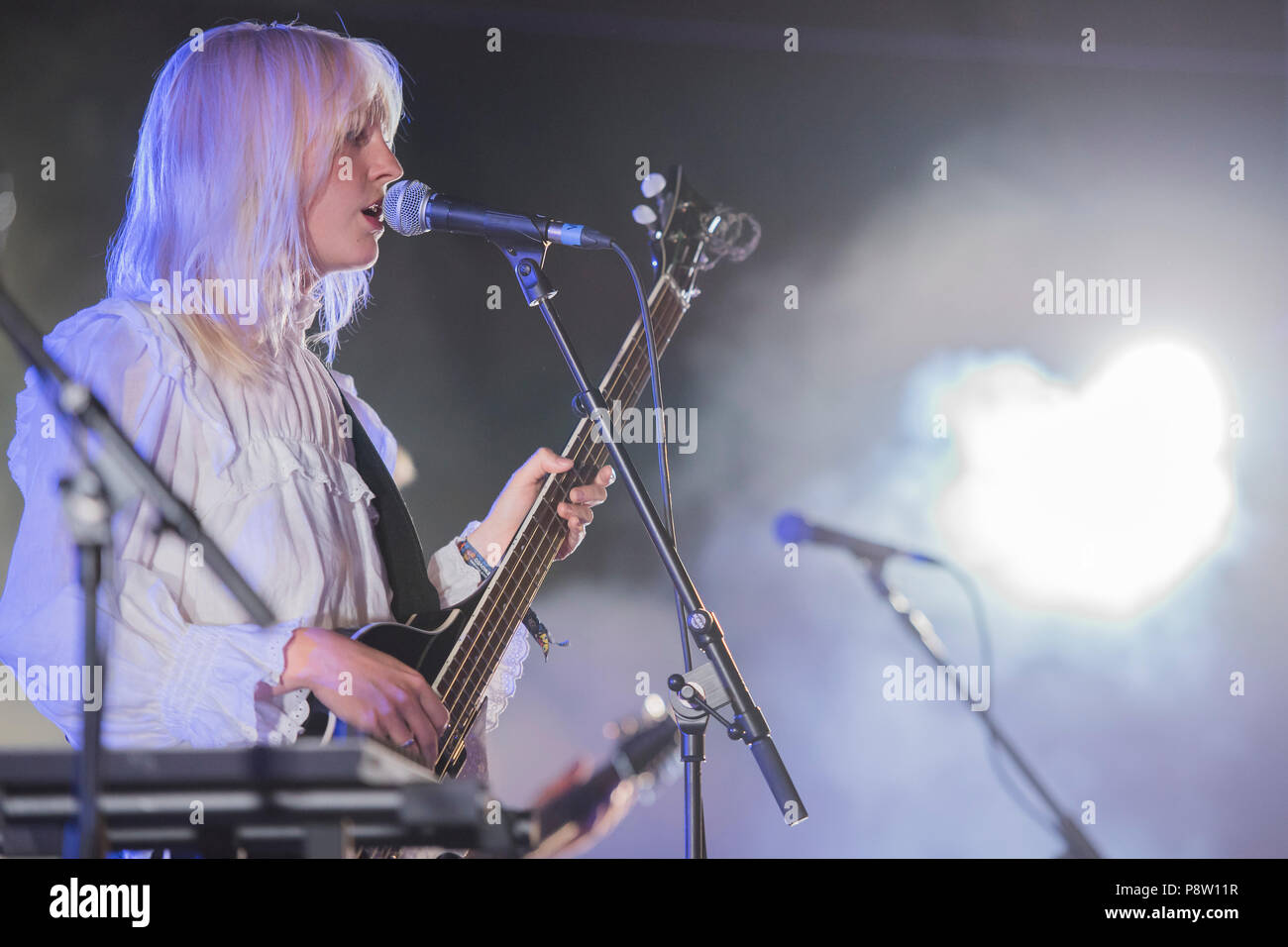 Henham Park, Suffolk, Regno Unito. 13 luglio 2018. Laura Marling e Mike Lindsay giocare insieme in forfettaria -L 2018 Latitude Festival, Henham Park. Suffolk 13 luglio 2018 Credit: Guy Bell/Alamy Live News Foto Stock