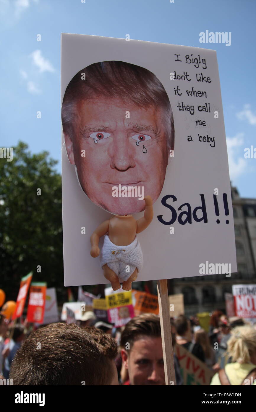 Londra, UK, 13 luglio 2018. Manifestanti marzo contro il presidente statunitense Donald Trump, portando le strade di Londra per un supporto ancora. Roland Ravenhill Alamy Live News. Foto Stock