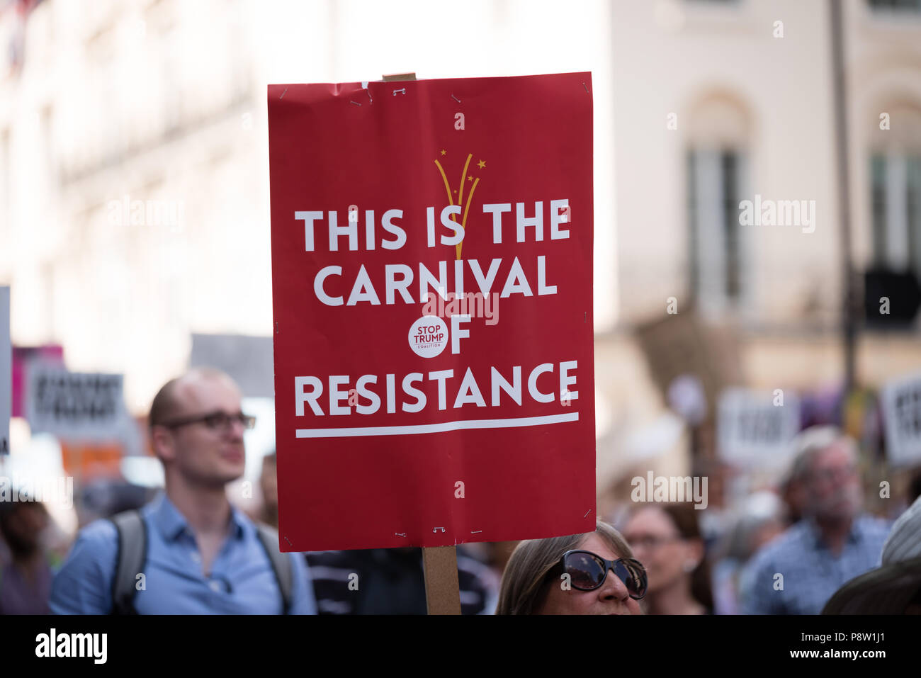 Decine di migliaia di persone hanno marciato e protestato contro la Trump visita al Regno Unito. Il mese di marzo è iniziato in Regent Street e si è conclusa a Trafalgar Square. Foto Stock