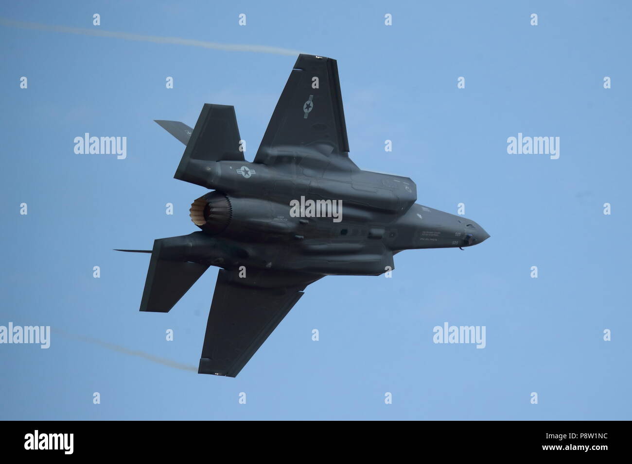 Fairford, UK. 13 luglio 2018. Il primo giorno dell'annuale Royal International Air Tattoo a RAF Fairford nel Gloucestershire migliaia di raccolte di guardare il display più grande di aerei militari nel Regno Unito. Credito: Uwe Deffner/Alamy Live News Foto Stock