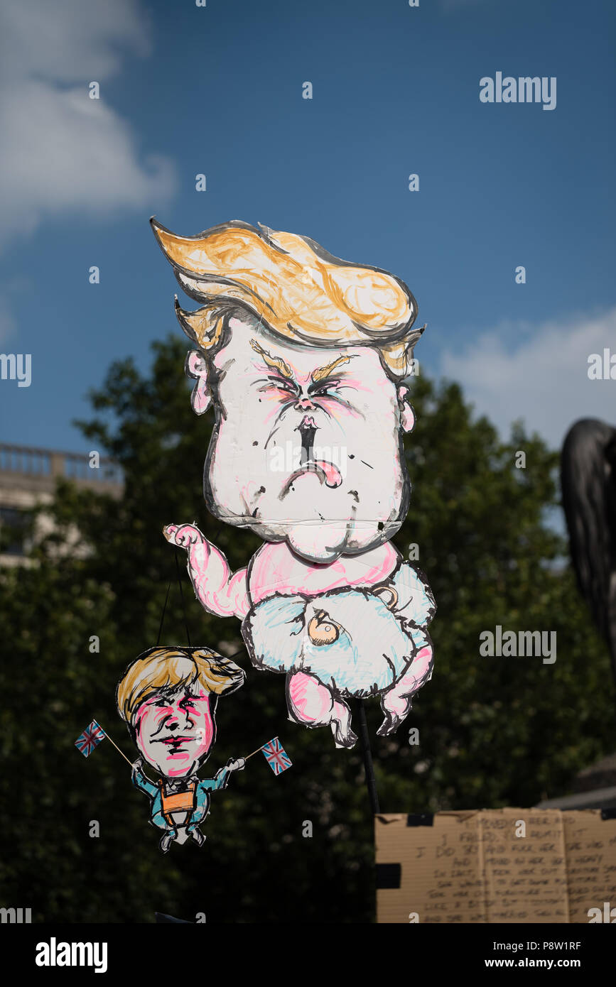 Londra, Regno Unito. 13 Luglio, 2018. Decine di migliaia di persone hanno marciato e protestato contro la Trump visita al Regno Unito. Il mese di marzo è iniziato in Regent Street e si è conclusa a Trafalgar Square. Credito: Ilyas Ayub / Alamy Live News Foto Stock