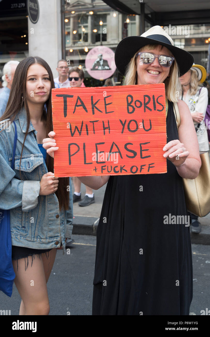 Londra, Regno Unito. 13 Luglio 2018.Anti-Trump dimostrazione, prendere Brois con voi sulla targhetta, London, Regno Unito 13.07.2018 Credito: Bjanka Kadic/Alamy Live News Foto Stock