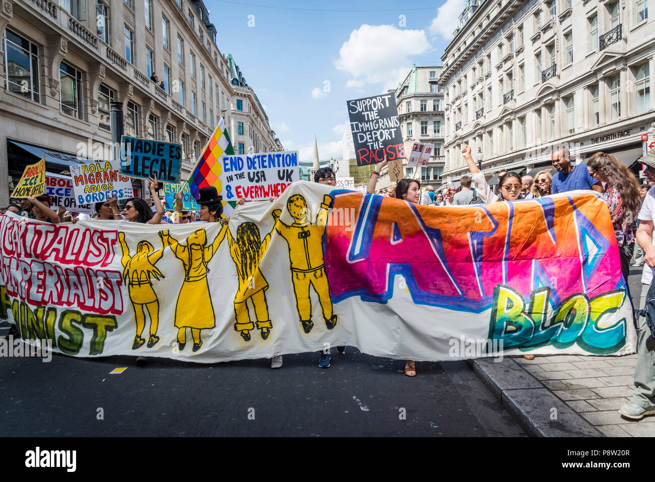 Londra, Regno Unito. 13 Luglio 2018.Anti-Trump dimostrazione, Latin American banner, London, Regno Unito 13.07.2018 Credito: Bjanka Kadic/Alamy Live News Foto Stock