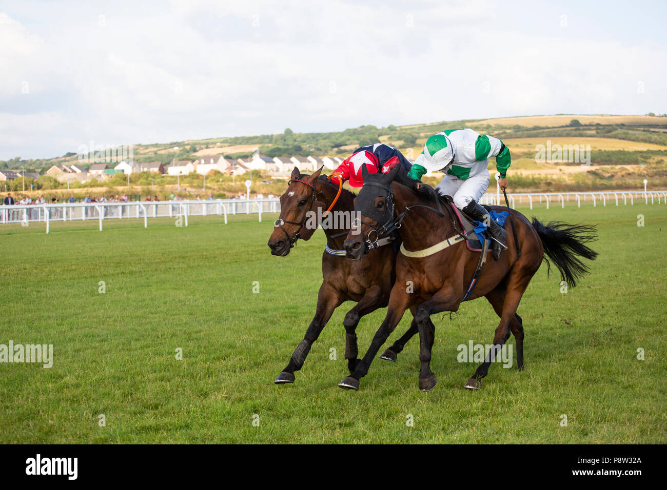 Laghetto di loto (jockey Sean Bowen) (vicino a lato) sul modo di vincere davanti a Marchese di Carabas (jockey Sean Houlihan) a Ffos Las racecourse Foto Stock