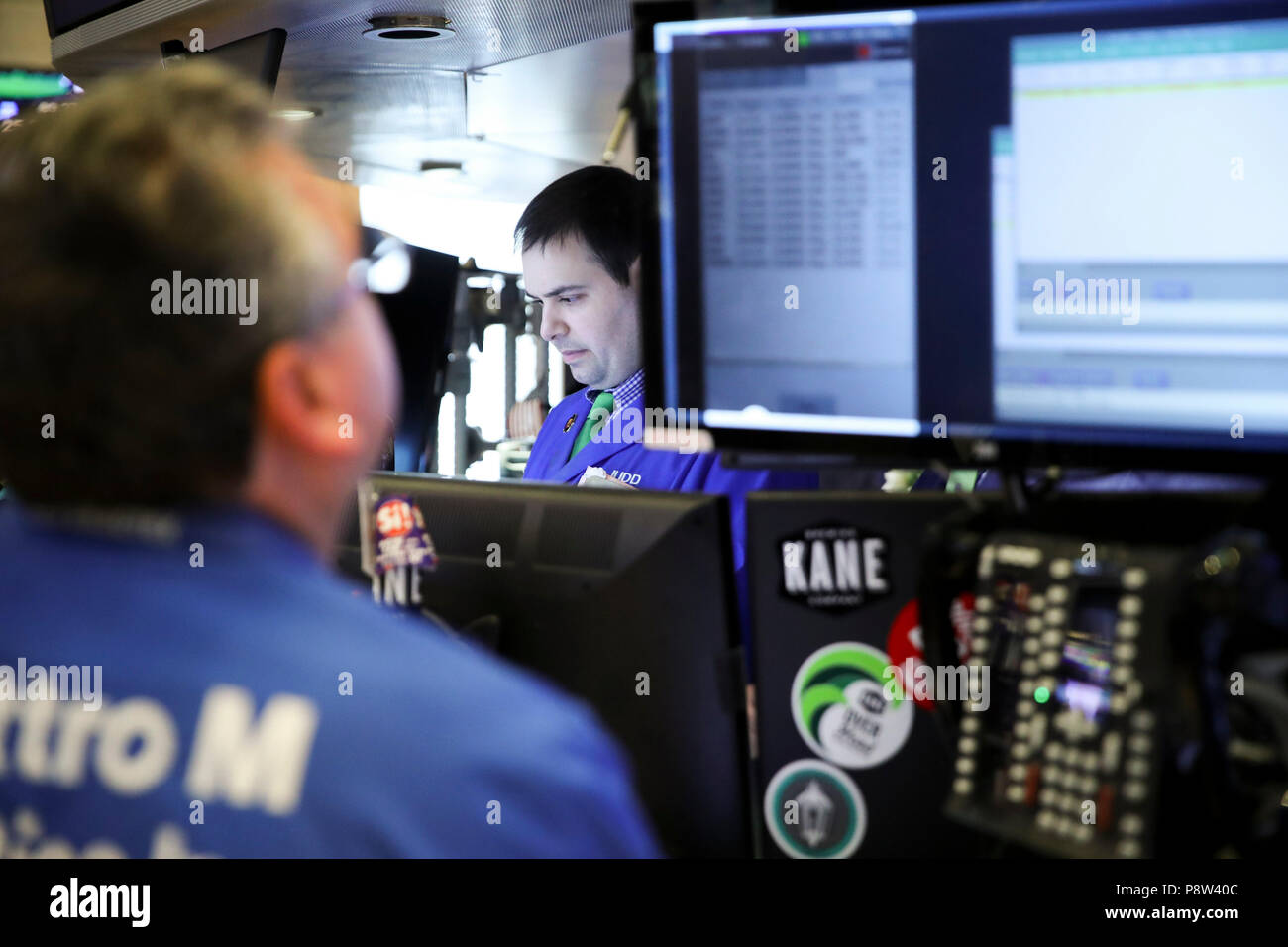 New York, Stati Uniti d'America. 13 Luglio, 2018. I trader lavorano presso il New York Stock Exchange di New York, gli Stati Uniti, il 13 luglio 2018. Stati Uniti scorte superiore chiuso il venerdì. Il Dow Jones Industrial Average rose punti 94.52, o 0,38 percento, a 25,019.41. S&P 500 è aumentato di 3,02 punti, o 0,11 percento, per 2,801.31. Il Nasdaq Composite Index è aumentato di 2,06 punti, o 0,03 percento, per 7,825.98. Credito: Wang Ying/Xinhua/Alamy Live News Foto Stock