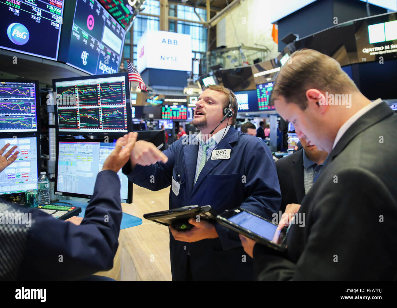 New York, Stati Uniti d'America. 13 Luglio, 2018. I trader lavorano presso il New York Stock Exchange di New York, gli Stati Uniti, il 13 luglio 2018. Stati Uniti scorte superiore chiuso il venerdì. Il Dow Jones Industrial Average rose punti 94.52, o 0,38 percento, a 25,019.41. S&P 500 è aumentato di 3,02 punti, o 0,11 percento, per 2,801.31. Il Nasdaq Composite Index è aumentato di 2,06 punti, o 0,03 percento, per 7,825.98. Credito: Wang Ying/Xinhua/Alamy Live News Foto Stock