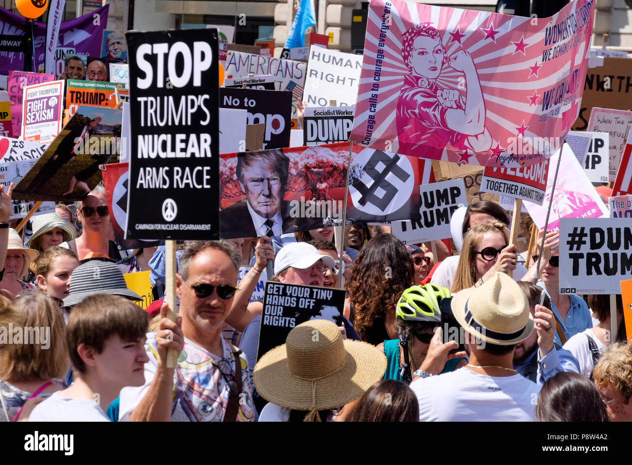 Londra, Regno Unito. 13 luglio 2018. Decine di migliaia di persone sono scese nelle strade del centro di Londra per protestare contro il presidente statunitense Donald Trump in visita al Regno Unito. Foto Stock