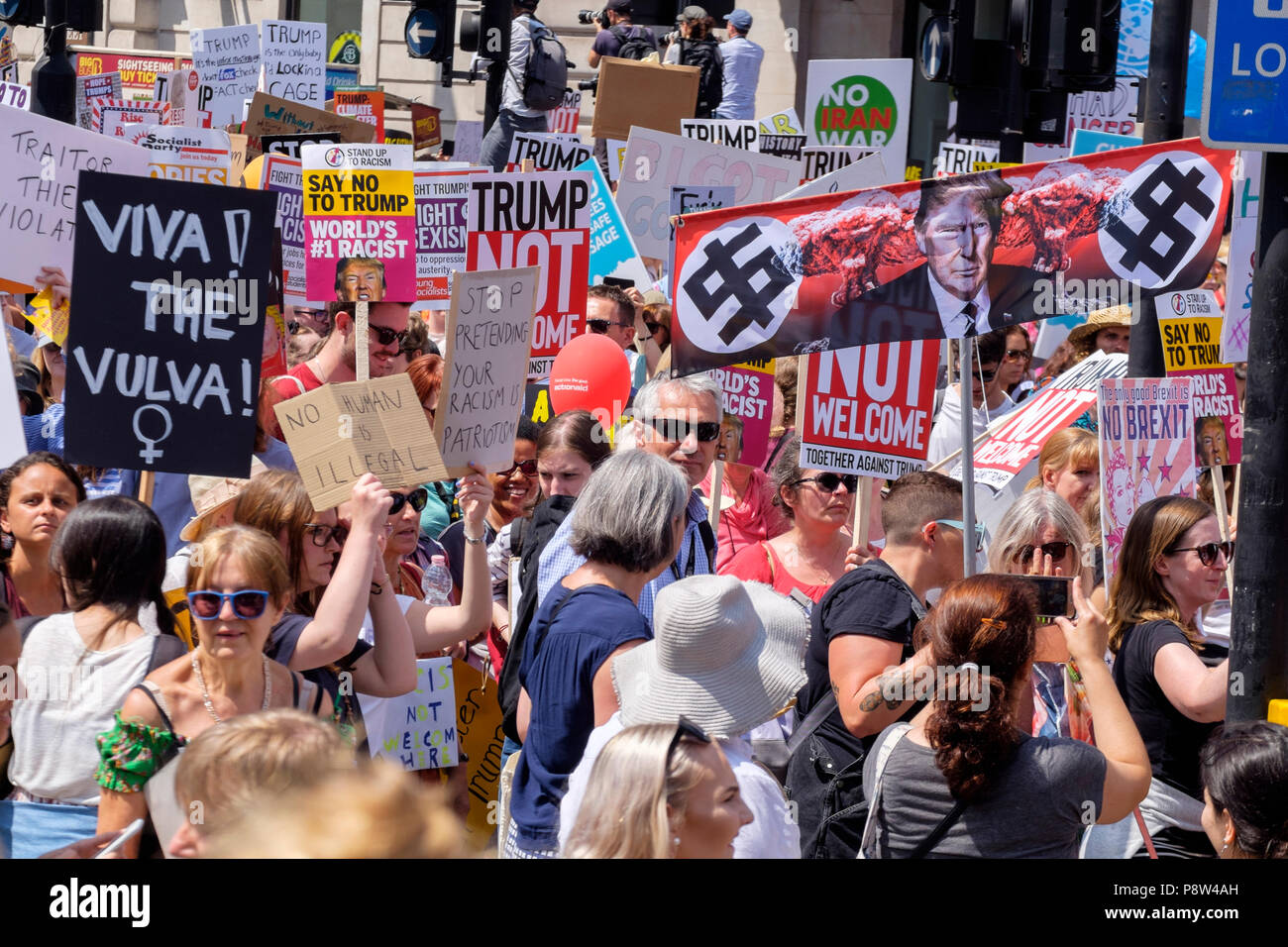 Londra, Regno Unito. 13 luglio 2018. Decine di migliaia di persone sono scese nelle strade del centro di Londra per protestare contro il presidente statunitense Donald Trump in visita al Regno Unito. Foto Stock