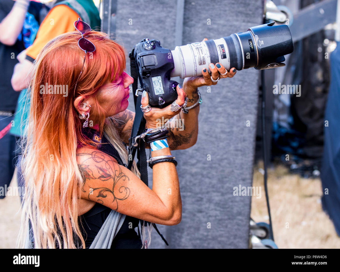 Fotografo femmina, fotografando l'Obelisco stadio a Latitude Festival, Henham Park, Suffolk, Inghilterra, 13 luglio 2018. Foto Stock