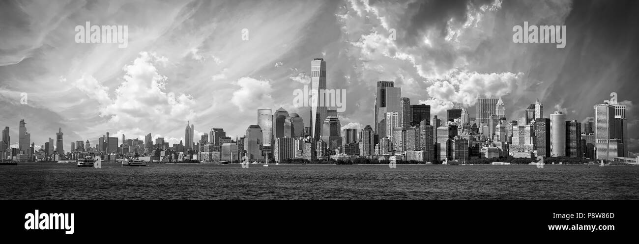 Lo skyline di New York City in una calda giornata estiva dalla baia superiore da un traghetto. Foto Stock