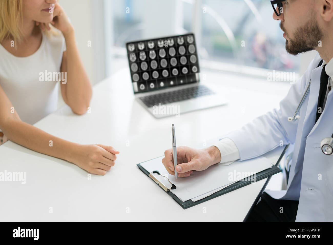 Consulenza medico paziente donna, lavorando su apparecchio di esame sulla salute dell'uomo Salute della malattia mentale o illnessin clinica o ospedale ufficio. Foto Stock