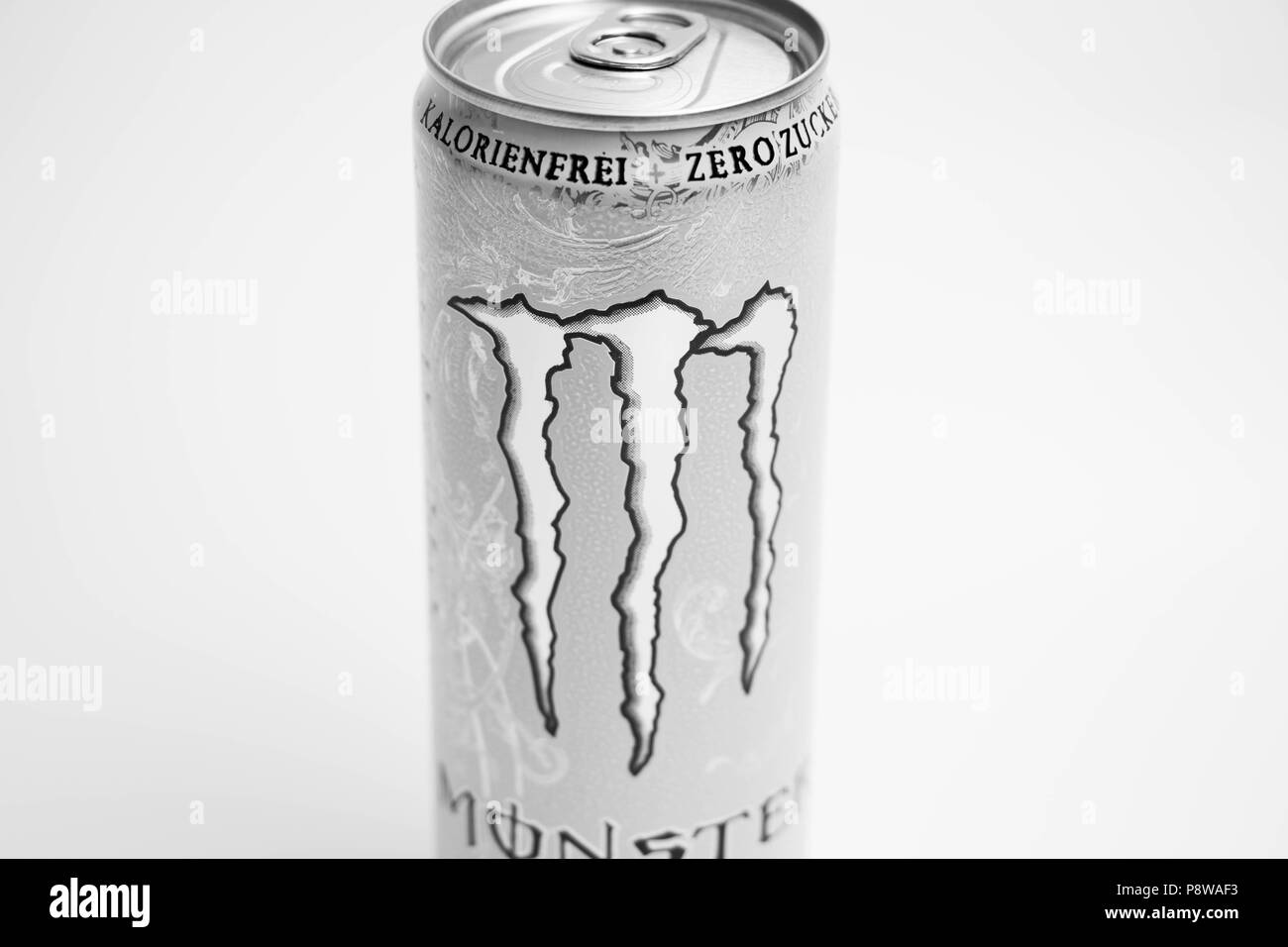 Possibile di Monster Ultra energy drink senza zucchero Foto stock - Alamy