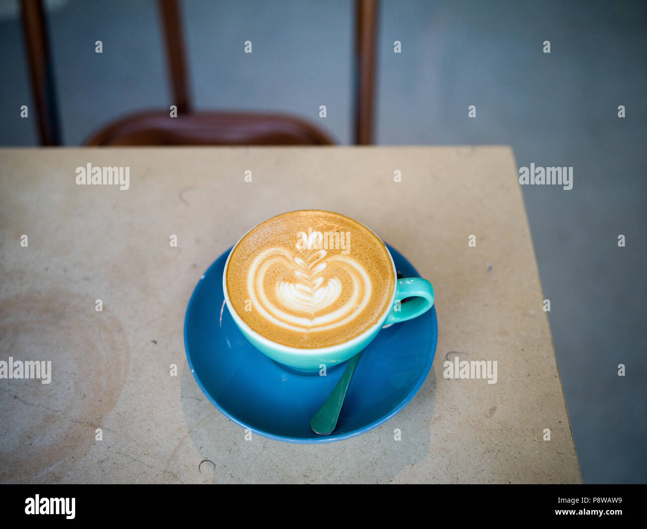 Caffè latte art in blu cup con legno arroba simbolo o un indirizzo di posta  elettronica icona sul tavolo di legno sfondo con lo spazio. Amante del caffè  e social network bu Foto stock - Alamy