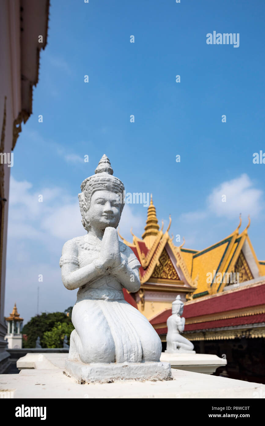 Bianco inginocchiato e sorridente pregando statua presso il Palazzo Reale di Phnom Penh, Cambogia Foto Stock