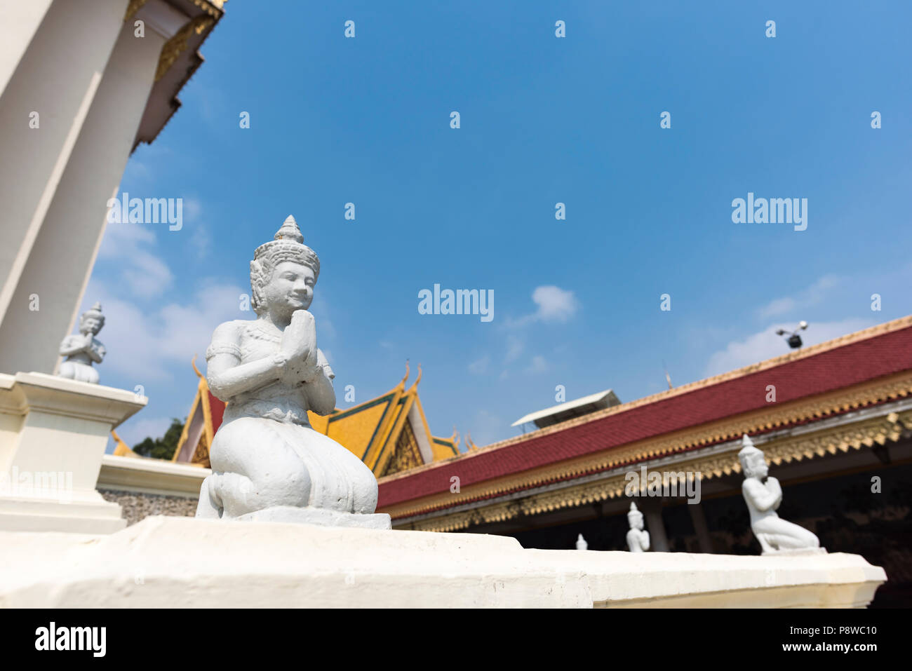Bianco pregando inginocchiato statua presso il Palazzo Reale di Phnom Penh, Cambogia Foto Stock