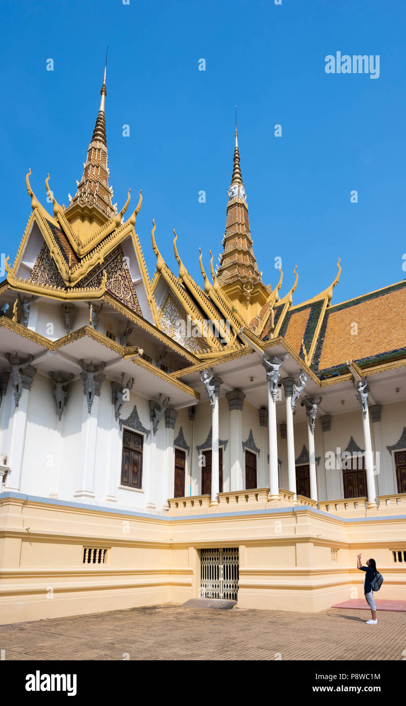 Donna turistica prendendo una foto del famoso e la favolosa sala del Trono del Palazzo Reale di Phnom Penh Cambogia Foto Stock