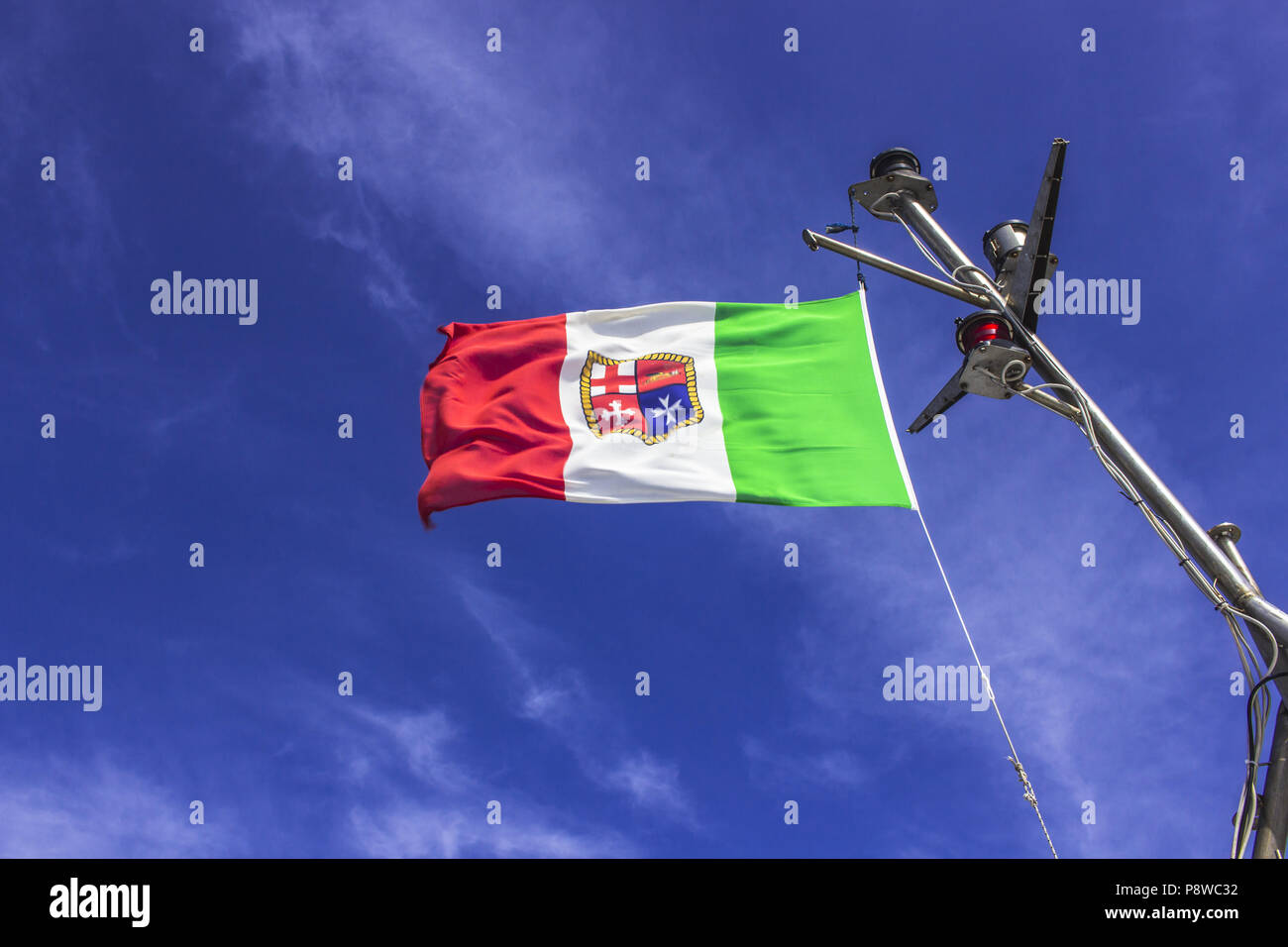 L'italiano della marina mercantile onde con orgoglio nel vento Foto Stock