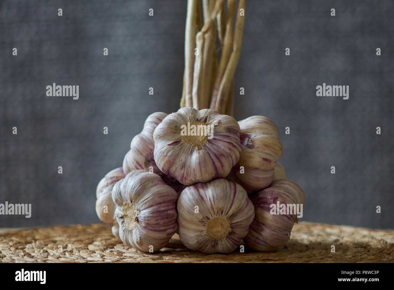 Il mazzetto di organico teste d'aglio Foto Stock