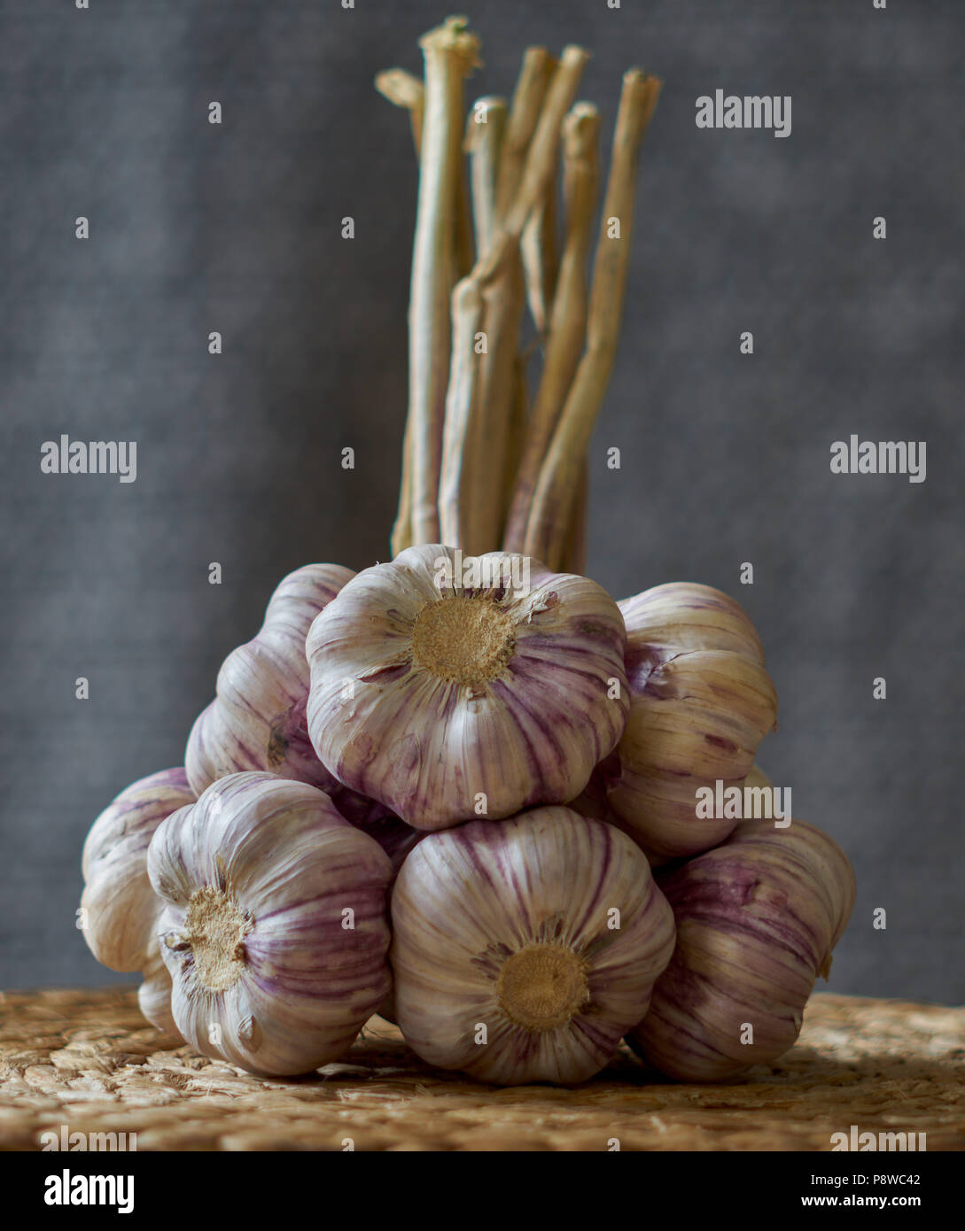 Il mazzetto di organico teste d'aglio Foto Stock