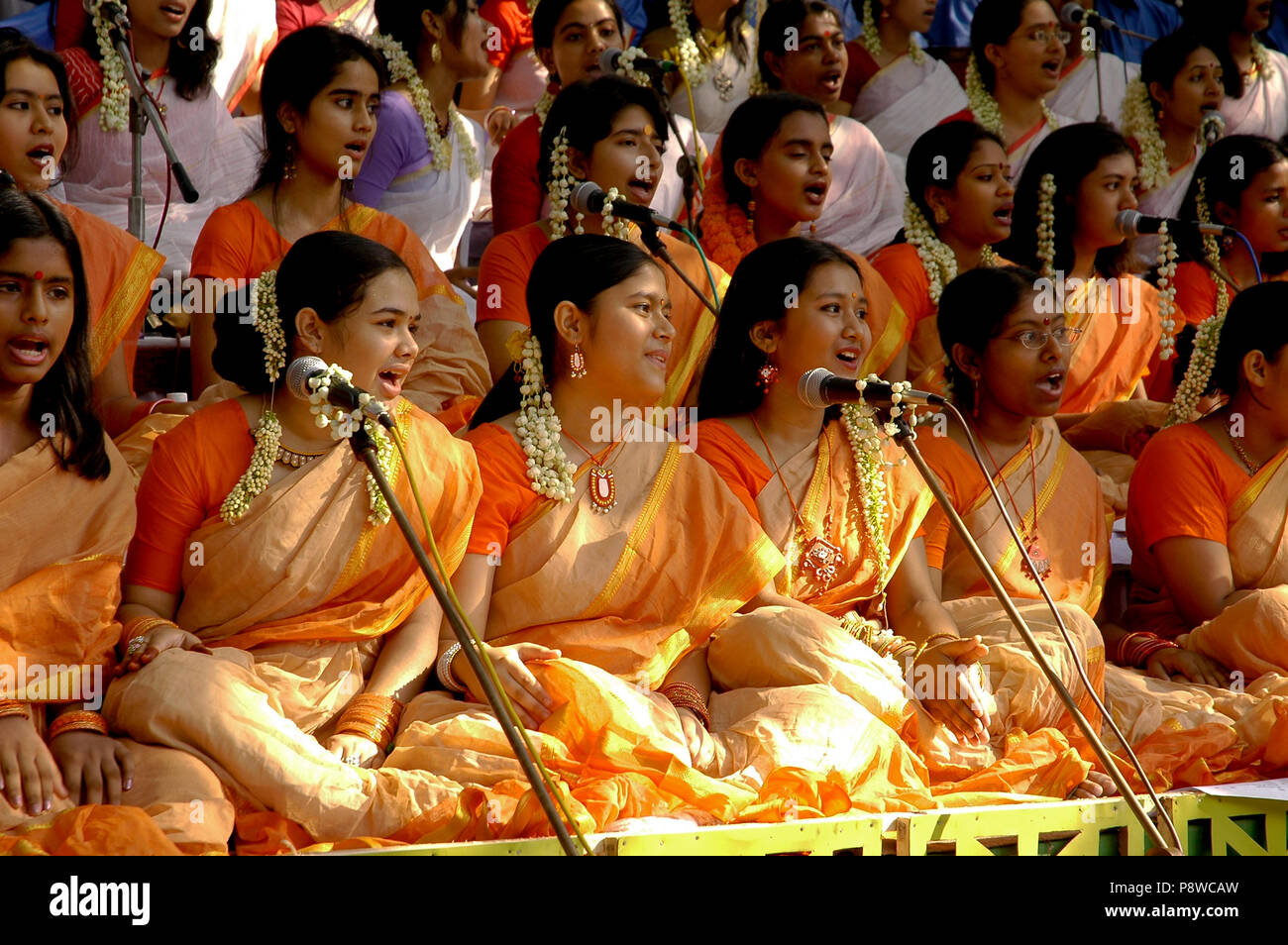 La Chhayanaut cantanti canzoni rendono accogliente il Bangla Anno Nuovo 1413 a Ramna Batamul a Dhaka, nel Bangladesh. Foto Stock