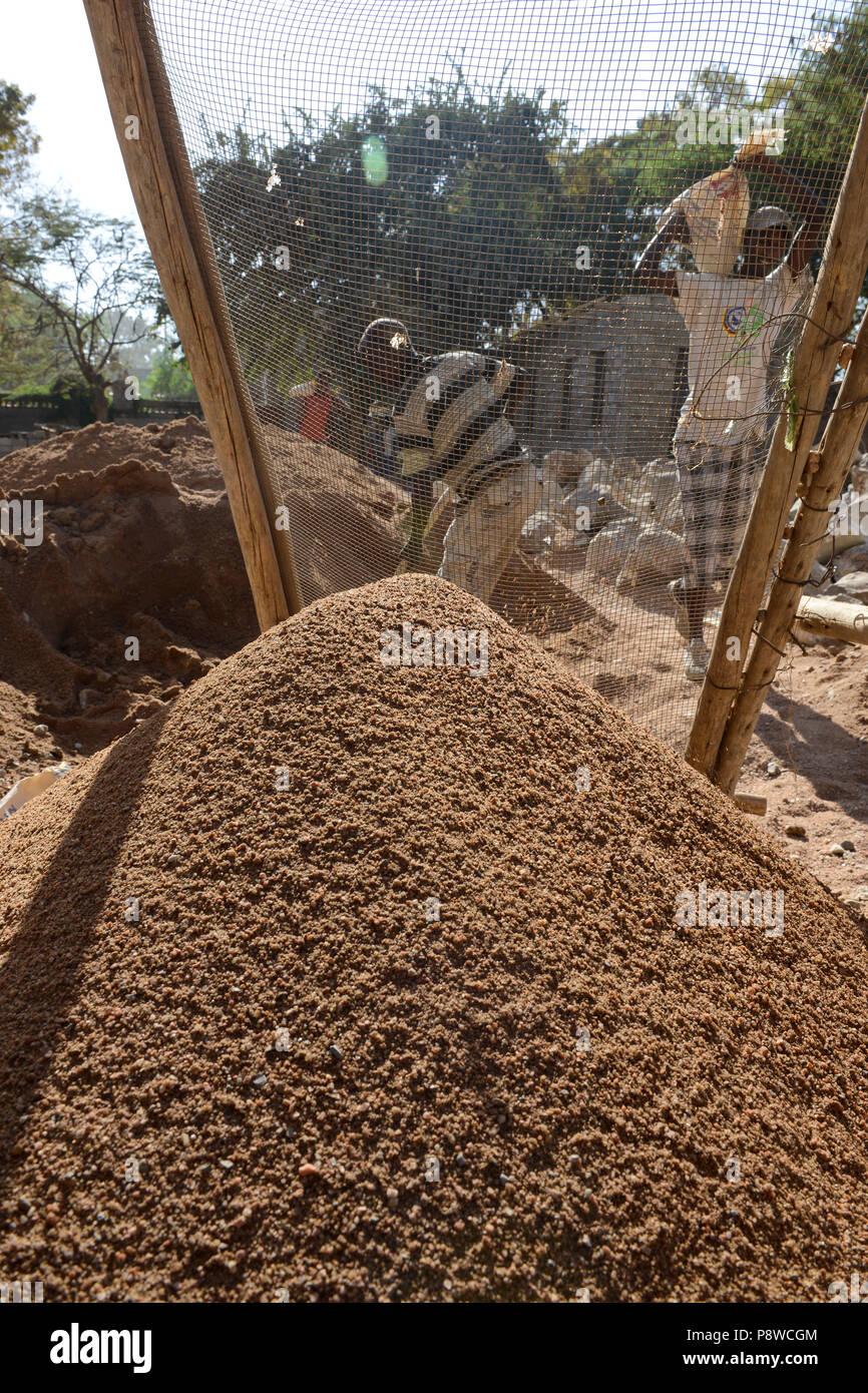 L' ETIOPIA Dire Dawa , setacciatura della sabbia per costruzione/ AETHIOPIEN, Dire Dawa, sieben von Bausand fuer Hausbau Foto Stock