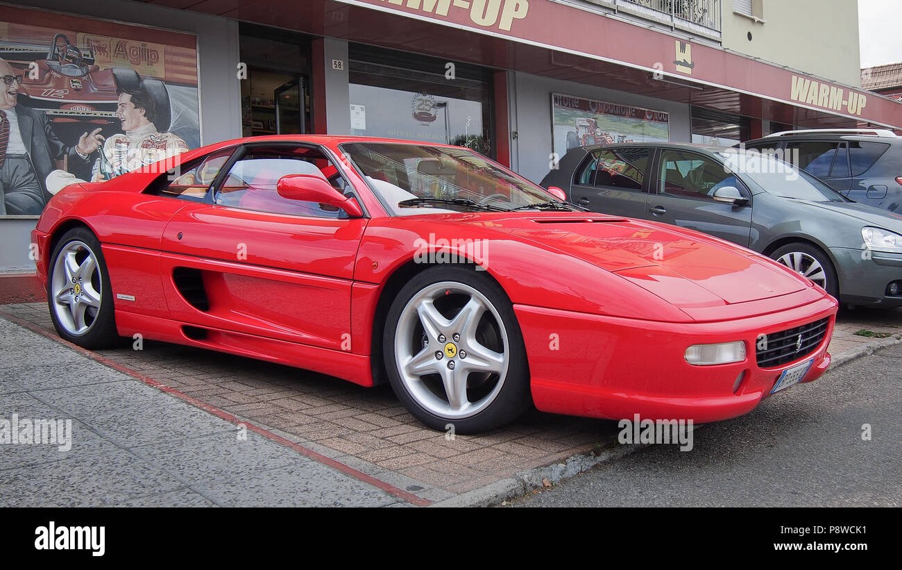 MARANELLO, ITALIA-luglio 21, 2017: 1995 Ferrari F355 GTS GTS a strade di città. Foto Stock