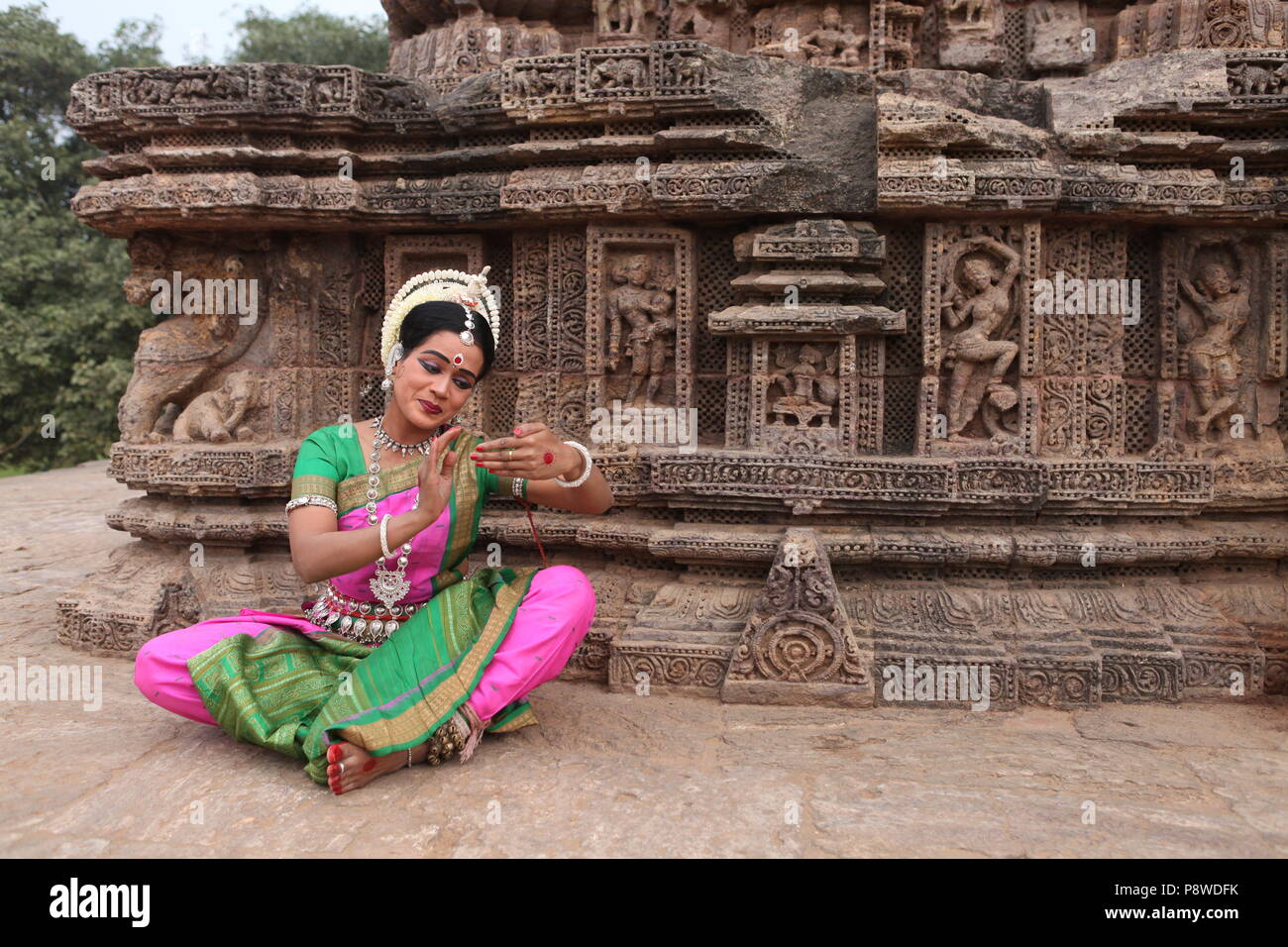 Odissi è uno degli otto di danza classica con forme di india,dallo stato di odisha.Qui il ballerino pone prima di templi con sculture Foto Stock